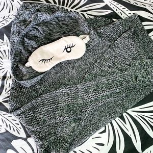 Knitted sweater with hood